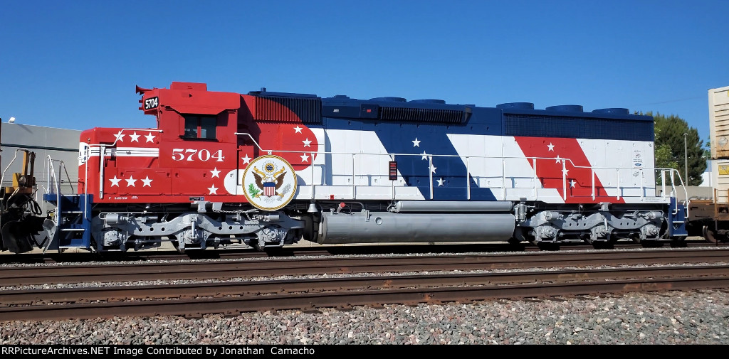 ATSF 5704 Bicentennial scheme trails on WB BNSF Z train